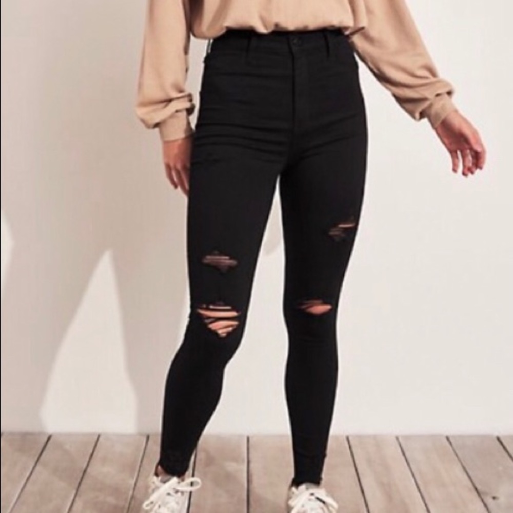 hollister ripped jeans🖤